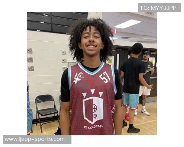 尼克杨谈布克遭遇重演称强行打控卫让人无奈